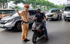 CSGT nhắc nhở hàng trăm xe vi phạm trên đường Phạm Văn Đồng sau phân làn cứng