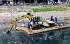 Xôn xao chiếc "van nước" kỳ lạ trên sông Tô Lịch