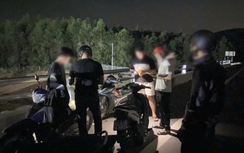 Nhóm thiếu niên nhặt đá ném vào ô tô chạy trên cao tốc Vân Phong - Nha Trang