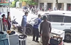 Tài xế ngất lịm trong xế hộp đang chạy, người dân phá cửa đưa đi cấp cứu
