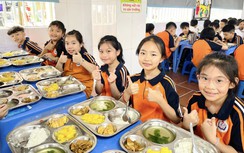 Gần 700.000 học sinh tiểu học Hà Nội được hỗ trợ ăn bán trú và chăm sóc sức khỏe