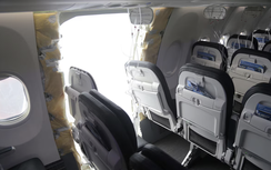 Boeing bị 4 tiếp viên kiện vì vụ bung tấm cửa máy bay giữa không trung