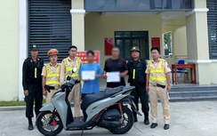 CSGT Đồng Nai phát hiện ma túy và kim tiêm trong cốp của 2 người đi xe máy trên QL51