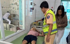Người đàn ông đột quỵ trên xe khách được CSGT Ninh Bình kịp thời giúp đỡ