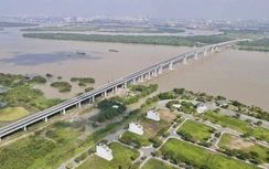 Người dân phấn khởi qua cầu Nhơn Trạch trong ngày đầu thông xe