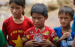 Những đứa trẻ vùng lũ "lần đầu trong đời được ăn cái kẹo thơm ngon như vậy"