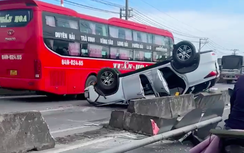 TP.HCM: Ô tô lật ngửa giữa đường sau khi tông sập dải phân cách