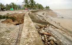 Kè chắn sóng ở khu du lịch biển Hải Tiến bị nứt vỡ