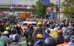 Người dân về nghỉ lễ Quốc khánh 2/9, cửa ngõ TP.HCM đông nghẹt