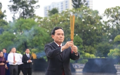 Bí thư TP.HCM Trần Lưu Quang cùng đoàn đại biểu dâng hương tưởng niệm Anh hùng liệt sĩ