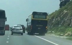 Video: Xe khách chạy vào làn khẩn cấp, tạt đầu ô tô trên cao tốc Phan Thiết - Dầu Giây