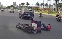 Người đi xe máy gặp tai nạn vì đâm trúng mũ bảo hiểm giữa đường