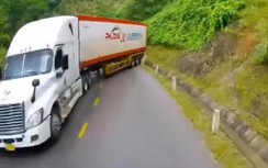 Xe container va chạm mạnh với ô tô giữa đèo dốc