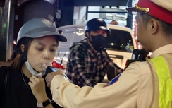 Hà Nội: Bị dừng xe, nhiều "ma men" bất ngờ vì "không nghĩ CSGT tuần tra đêm"