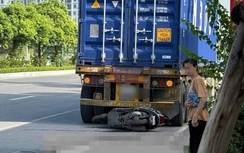 Hà Nội: Ô tô đầu kéo chạy lùi va chạm xe máy, một phụ nữ tử vong