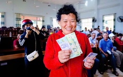 Người dân TP.HCM, Đồng Nai xếp hàng từ sáng sớm nhận quà 2/9