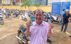 Đồng Nai: Công an xã đi từng ngõ, gõ cửa từng nhà mang quà Tết Độc lập đến người dân