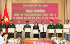 Khen thưởng Bộ đội Biên phòng, ngư dân cứu hộ trên biển Cà Mau