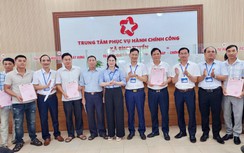 Phú Thọ: 16 người dân vui mừng nhận sổ đỏ sau nhiều năm chờ đợi