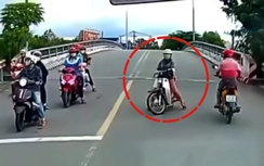 Xe máy dừng đèn đỏ ở làn đường ngược chiều, tiềm ẩn nguy cơ tai nạn giao thông