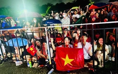 TP.HCM: Người dân đội mưa đi xem chương trình nghệ thuật chào mừng Quốc khánh 2/9