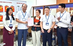 Người dân phấn khởi khi nhận sổ đỏ tại xã, phường