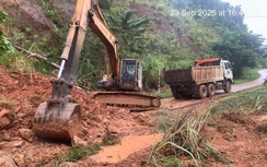 Quảng Ngãi nỗ lực thông xe sau sạt lở núi cô lập xã biên giới