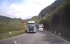 Xe tải vượt ẩu trên đèo, suýt gây tai nạn trực diện