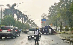 Tấm pano dài hơn chục mét bị gió cuốn bay đè lên người đi đường ở Cà Mau