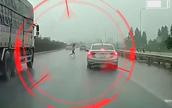 Thót tim xe khách đánh lái tránh người đi bộ băng qua đường