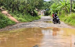 Cận cảnh tuyến đường liên xã ở Quảng Trị xuống cấp hư hỏng, hàng loạt “ổ voi”
