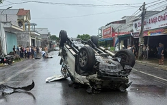 Bản tin TNGT 26/9: Ô tô lật ngửa sau va chạm xe máy, một người tử vong