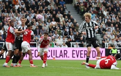 Arsenal ngược dòng hạ Newcastle, thu hẹp cách biệt với Liverpool