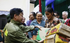 Hà Tĩnh: Những bữa cơm ấm tình người giữa mưa bão số 10