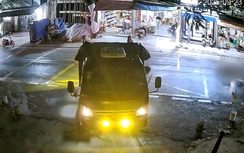 Xe máy va chạm xe tải đang lùi, suýt bị ô tô cán qua
