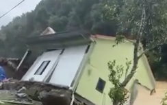 Xót xa ngôi nhà mới xây đổ ập xuống dòng nước lũ trong tích tắc