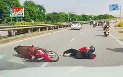 Người đi xe máy ngã đập đầu xuống đường vì đâm trúng vật lạ