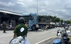 TP.HCM: Va chạm xe đầu kéo ở nút giao, người phụ nữ tử vong, giao thông ùn tắc