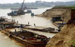 "Siết" hút cát gây xói lở bờ sông