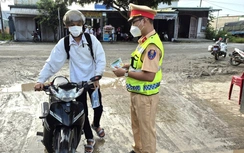 CSGT Đắk Lắk phát tờ rơi, tuyên truyền ATGT cho học sinh ngày tựu trường