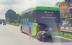 Xe máy bất ngờ đâm phía sau xe buýt