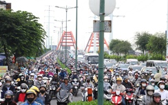 TP.HCM tạm đóng lối xuống cầu Bình Lợi để giảm ùn tắc giao thông