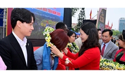 Tuyên Quang đón những vị khách du lịch đầu tiên đến “xông đất”