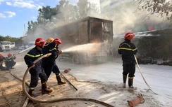 Gia Lai: Xe tải bốc cháy ngùn ngụt trong cây xăng