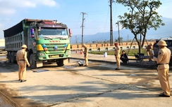 Xe chở vật liệu rơi vãi, kéo bùn đất "bủa vây" tuyến tránh quốc lộ 1 qua Hà Tĩnh