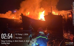 Bốn tàu cá Quảng Ngãi bốc cháy dữ dội trong đêm