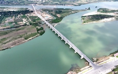 Thông xe cầu bắc qua đập dâng 1.500 tỷ trước Tết để người dân đi lại