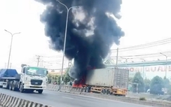 Xe container bùng cháy dữ dội trên quốc lộ 51 qua Đồng Nai
