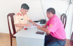 Từ clip người dân cung cấp, CSGT xử phạt tài xế xe khách vượt ẩu trên QL20