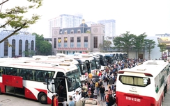 Hà Tĩnh: Hàng trăm lao động, sinh viên khó khăn được hỗ trợ xe miễn phí về quê ăn Tết